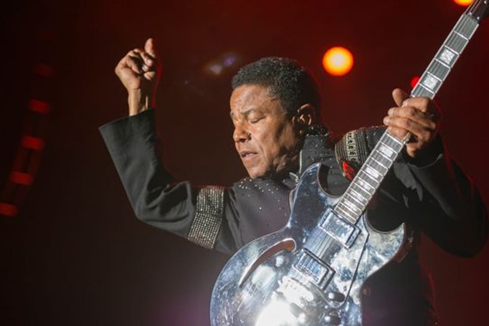 Tito Jackson damals mit der Band "The Jacksons" agiert in der Olympiahalle auf der Bühne.