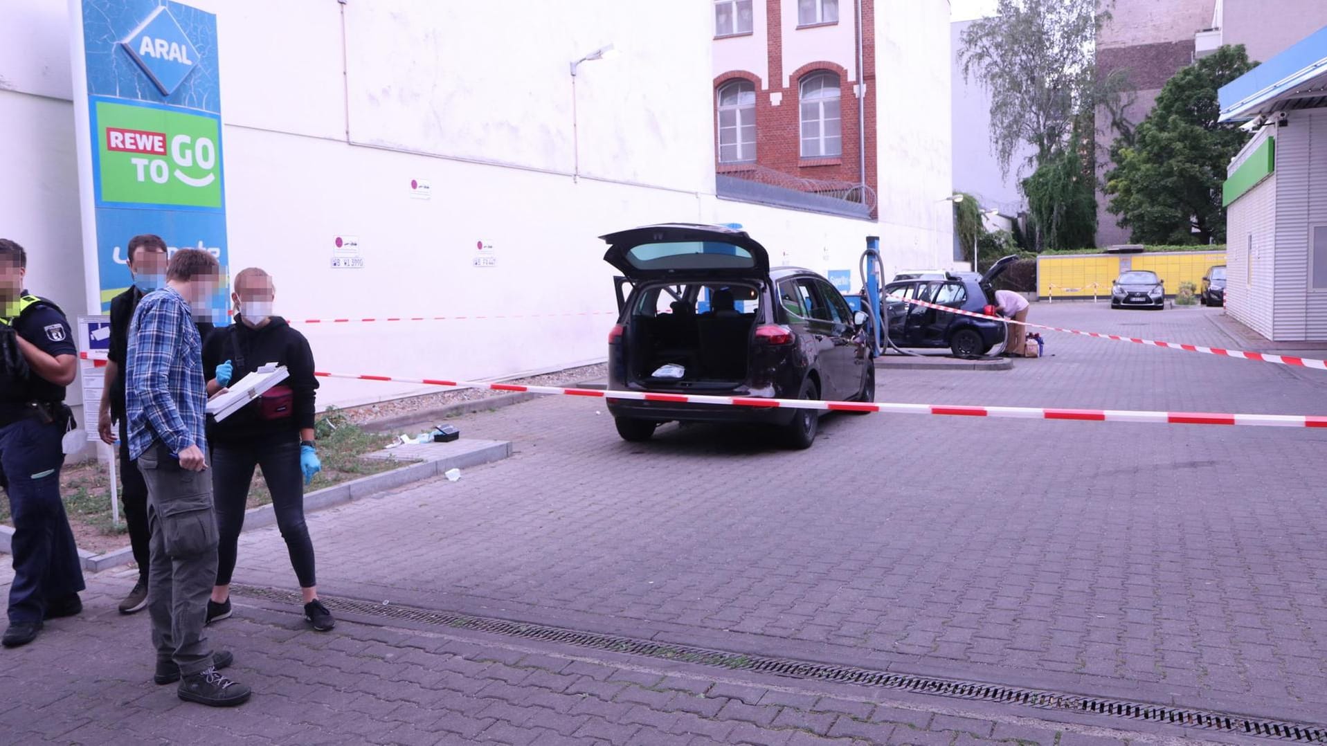 Die Polizei bei dem Wagen, in dem der Verletzte saß: Ein Mann hat sich wohl selbst mit einer Pistole angeschossen. Die Polizei bei dem Wagen, in dem der Verletzte saß: Ein Mann hat sich wohl selbst mit einer Pistole angeschossen.