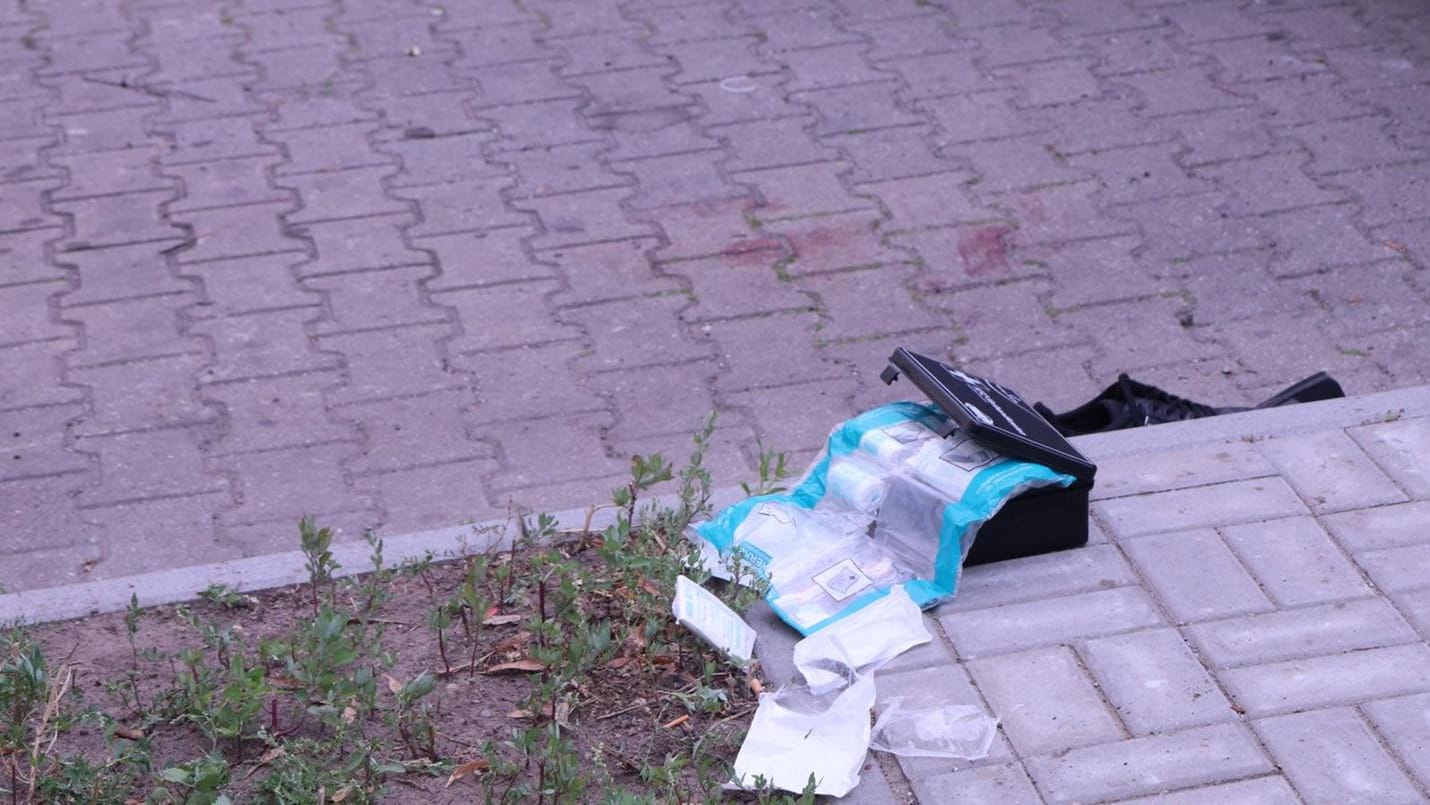 Blut auf dem Boden und Verbandsmaterial: In Berlin wurden Einsatzkräfte zu einem Mann mit stark blutendem Bein gerufen.