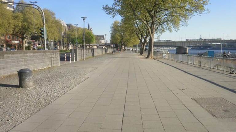 Die Rheinuferpromenade zwischen Deutzer Brücke und Malakoffturm: Noch im August beginnen hier umfangreiche Sanierungsarbeiten.