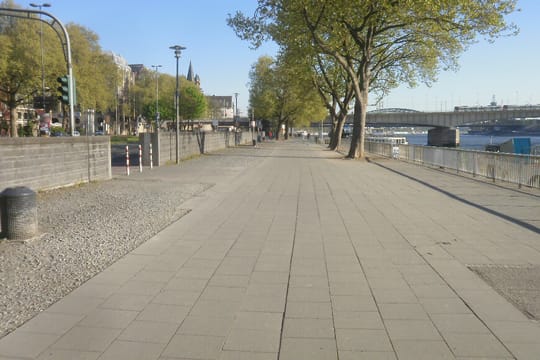 Die Rheinuferpromenade zwischen Deutzer Brücke und Malakoffturm: Noch im August beginnen hier umfangreiche Sanierungsarbeiten.