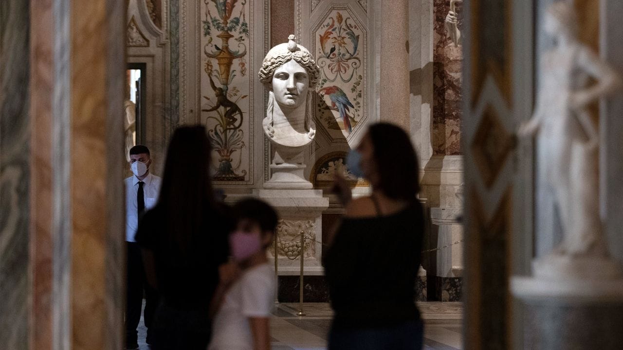 Für den Besuch im Sala Mariano Rossi in der Galleria Borghese in Rom wird ab sofort der "Grüne Pass" gebraucht. Für den Besuch im Sala Mariano Rossi in der Galleria Borghese in Rom wird ab sofort der "Grüne Pass" gebraucht.