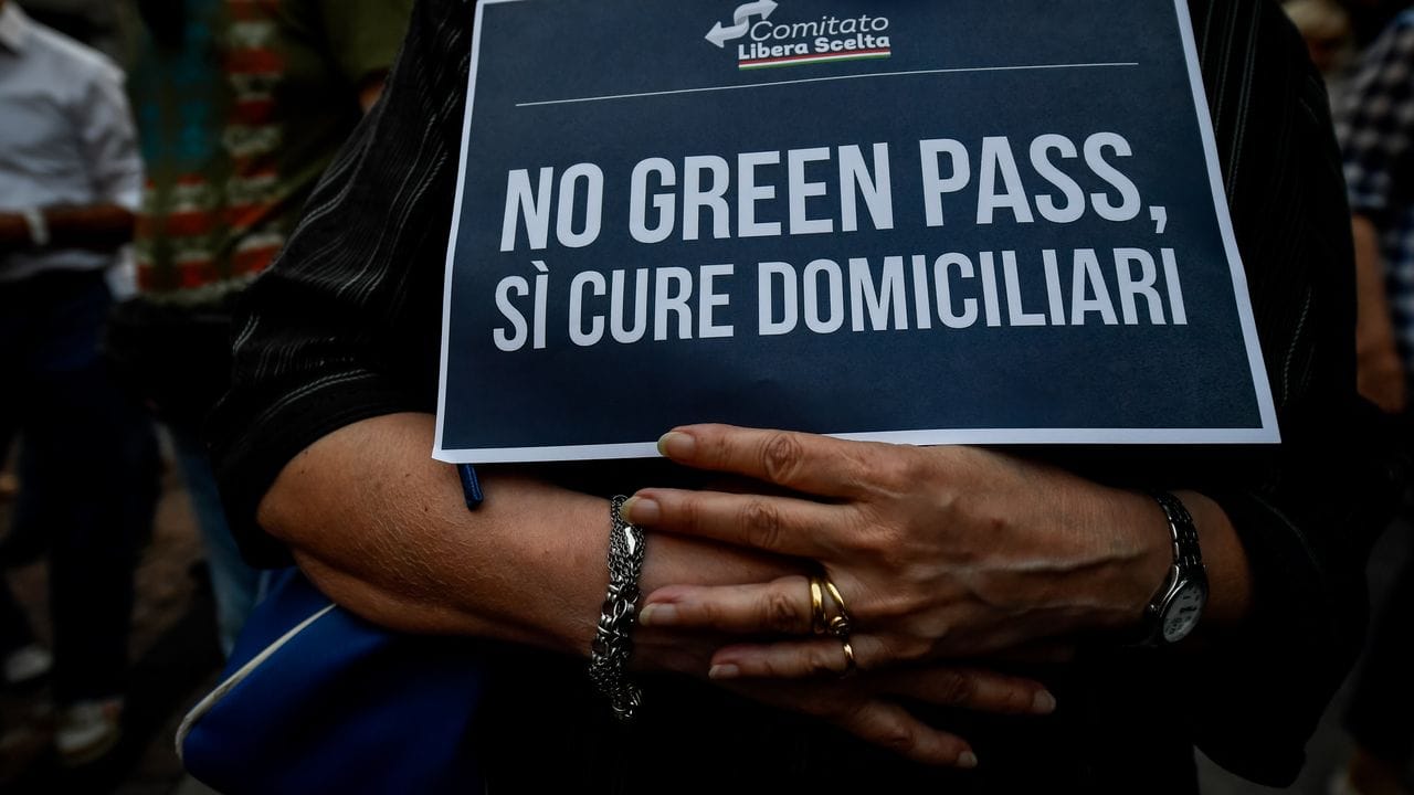 In Italien protestierten Gegner des "Grünen Passes" - nun kommt er trotzdem. In Italien protestierten Gegner des "Grünen Passes" - nun kommt er trotzdem.