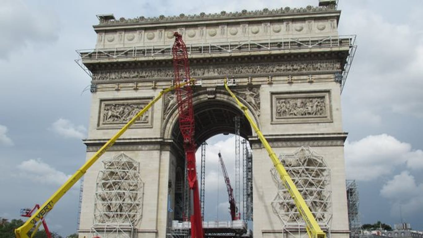 Kräne und Gerüste, aufgenommen vor der bevorstehenden Christo-Verhüllung des Pariser Triumphbogens.