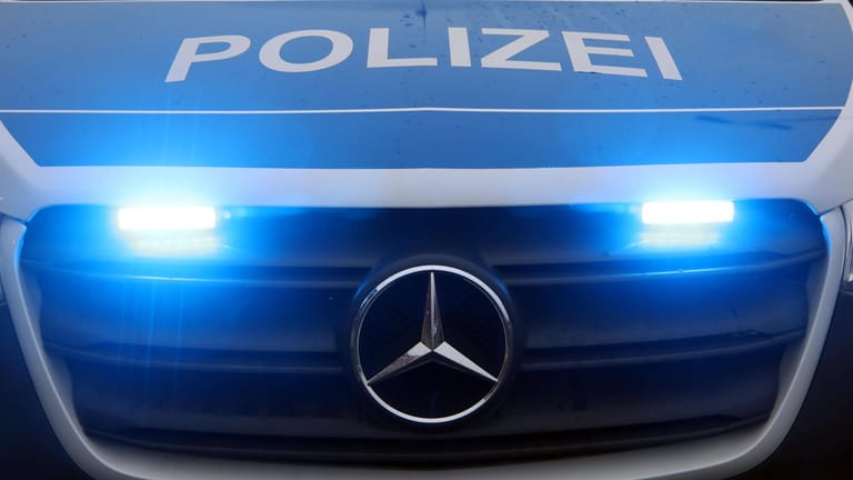 Polizeiwagen: Berliner Ermittler haben zwei Männer wegen des Verdachts auf einen sogenannten Ehrenmord an ihrer Schwester festgenommen.