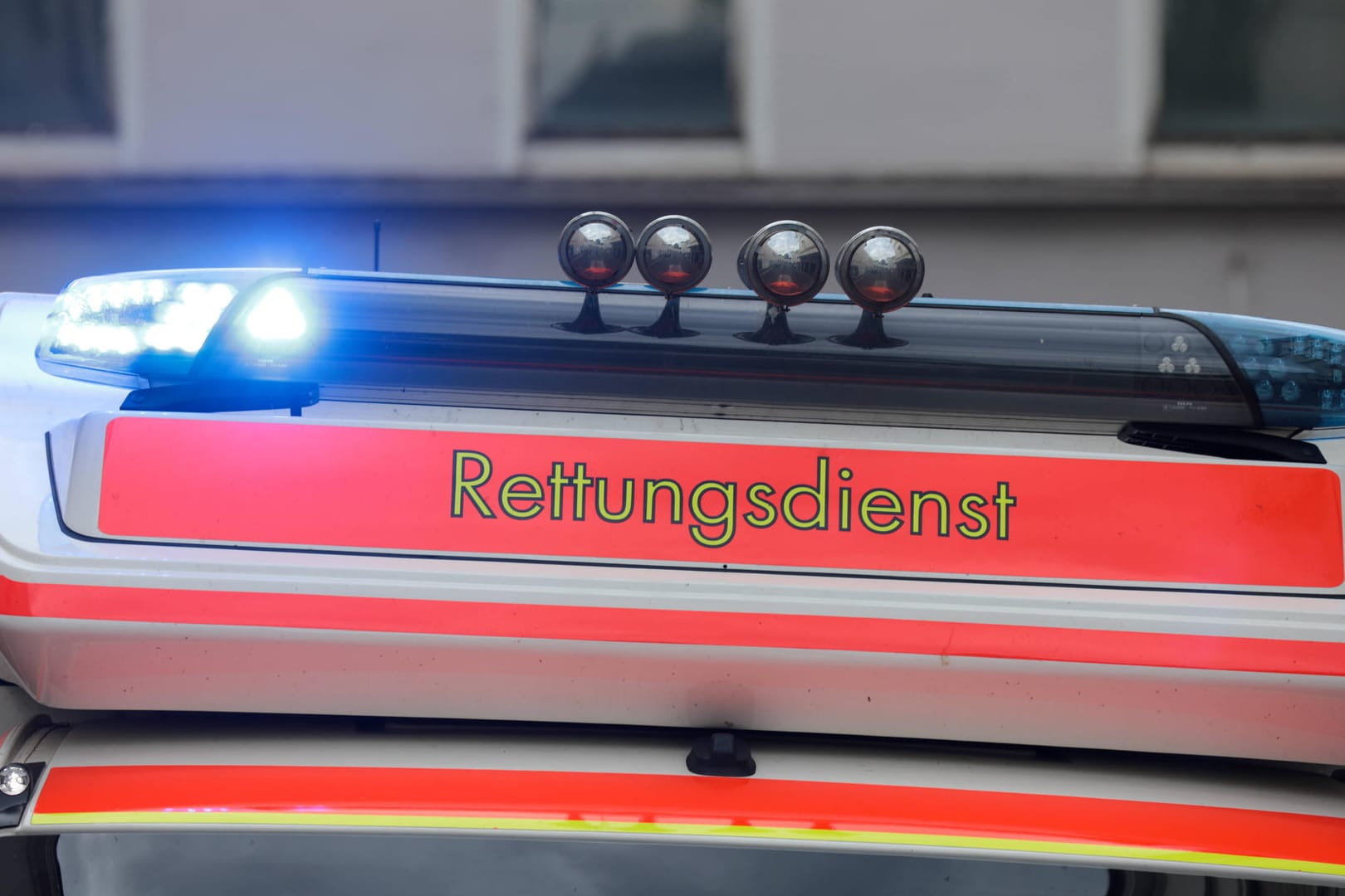 Blaulicht auf einem Rettungswagen (Symbolbild): Beide Frauen mussten zur medizinicshen Versorgung in ein Krankenhaus gebracht werden.