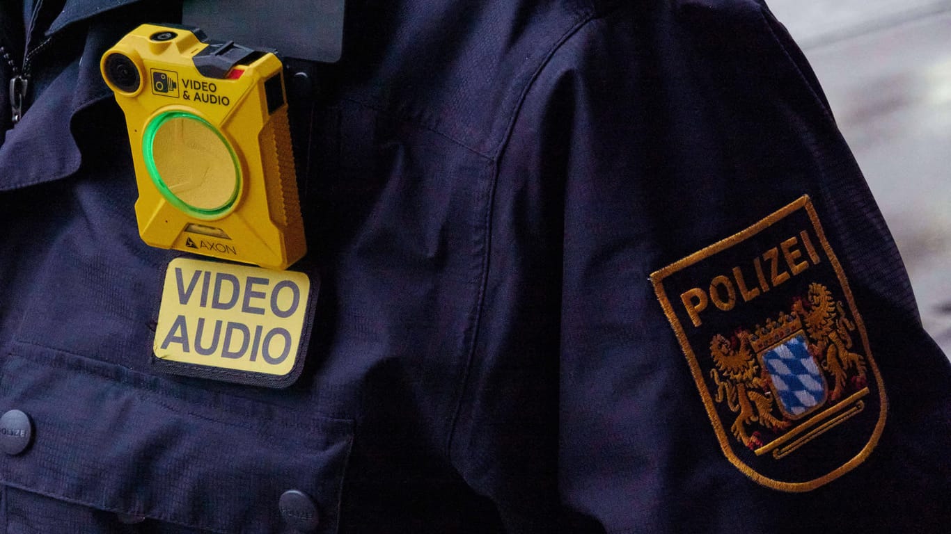 Ein Polizist mit Bodycam (Symbolbild): Ein Einsatzvideo hatte im Frühjahr 2020 Schlagzeilen gemacht, weil ein Beamter auf dem Hals eines Mannes gekniet hatte.