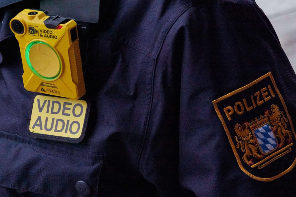 Ein Polizist mit Bodycam (Symbolbild): Ein Einsatzvideo hatte im Frühjahr 2020 Schlagzeilen gemacht, weil ein Beamter auf dem Hals eines Mannes gekniet hatte.