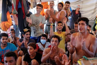 Jubelnde Migranten auf der "Sea Watch 3": Das Schiff darf nach einer Rettungsaktion im Mittelmeer in Italien anlegen.