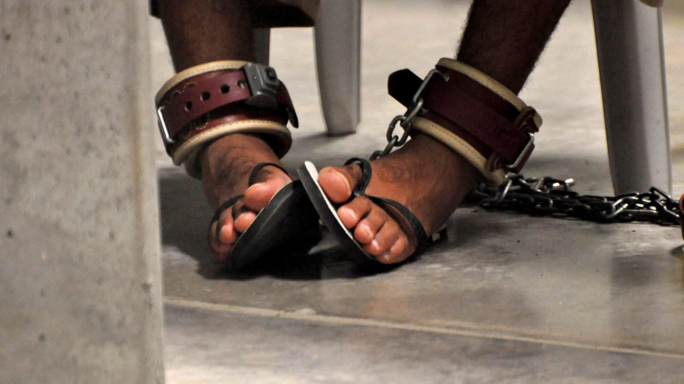 Fußfesseln an einem Häftling des Gefangenenlagers Guantanamo: Die letzten 39 Insassen sollten freigelassen werden oder einen Prozess bekommen, fordern US-Demokraten.