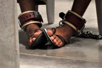 Fußfesseln an einem Häftling des Gefangenenlagers Guantanamo: Die letzten 39 Insassen sollten freigelassen werden oder einen Prozess bekommen, fordern US-Demokraten.