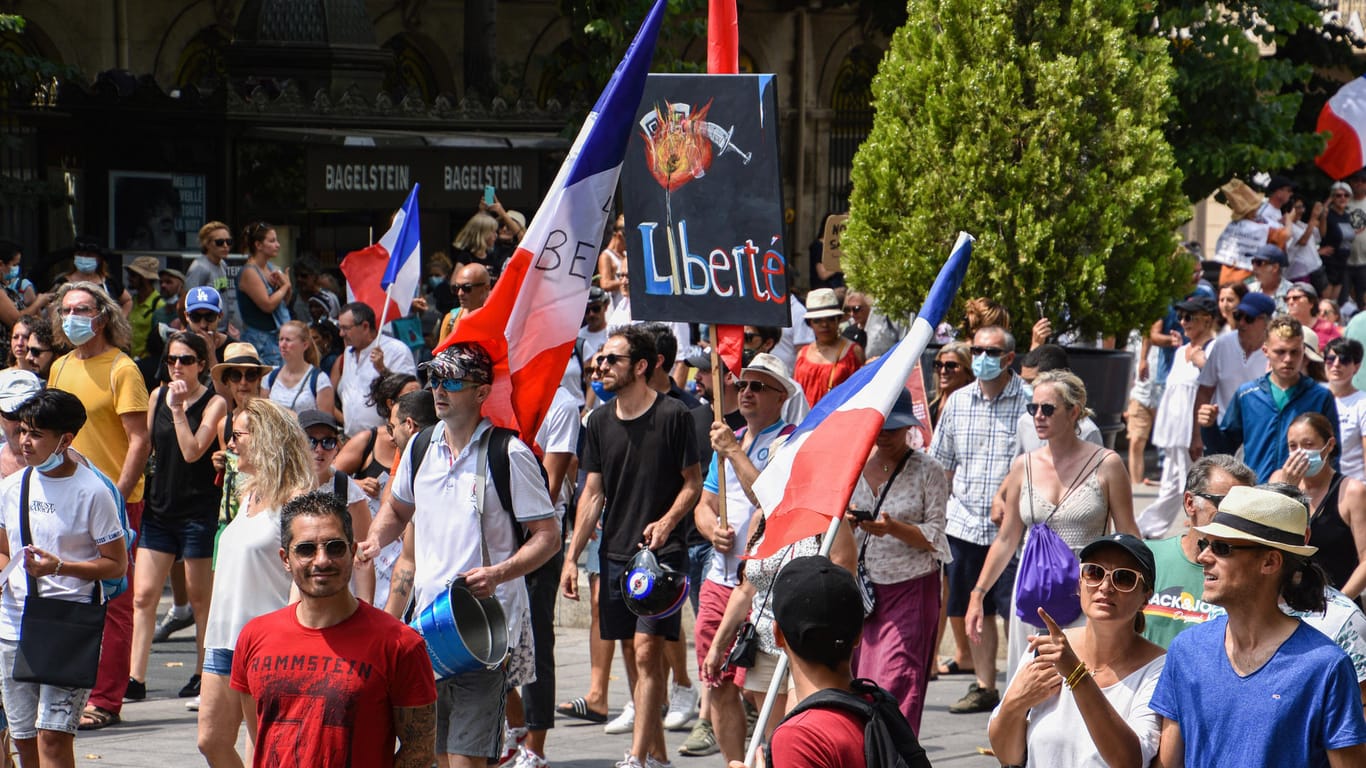 Corona-Pandemie: Tausende Menschen demonstrieren gegen die neuen Corona-Auflagen in Frankreich.