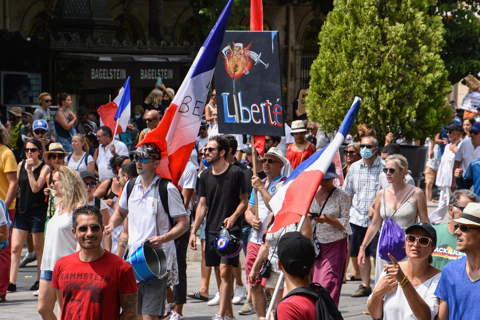 Corona-Pandemie: Tausende Menschen demonstrieren gegen die neuen Corona-Auflagen in Frankreich.