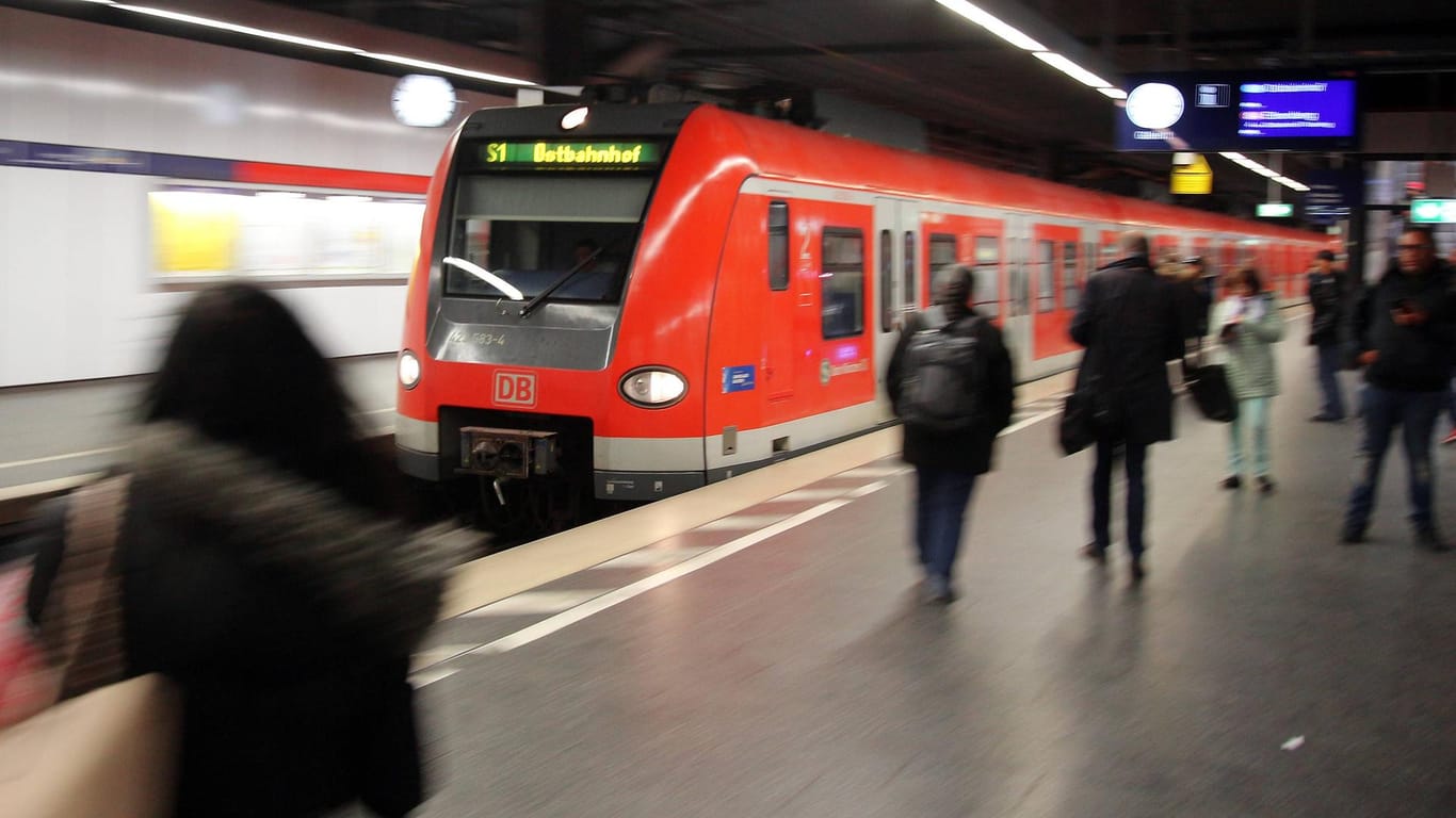 Eine Bahn fährt in den Münchner Hauptbahnhof ein (Symbolbild): Hier reagierte ein Mann geistesgegenwärtig und rettete eine Rollstuhlfahrerin.