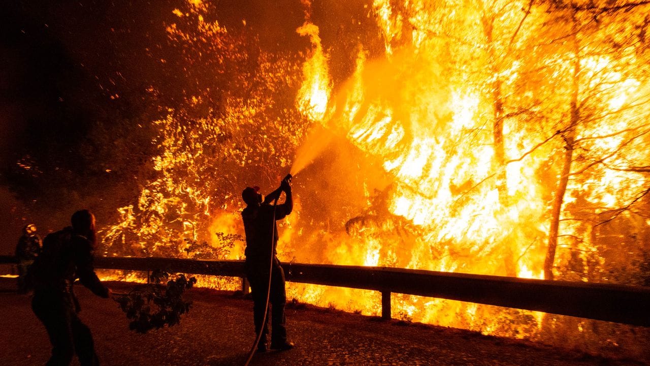 Im von verheerenden Waldbränden getroffenen Griechenland spitzt sich die Lage weiter zu.