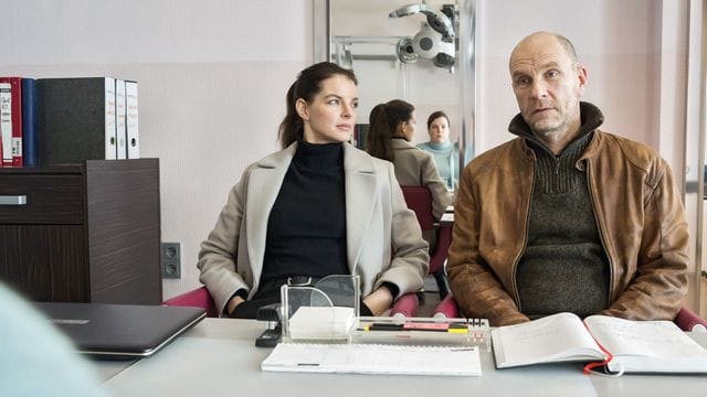 Burkhard "Butsch" Schulz (Götz Schubert) und Viola Delbrück (Yvonne Catterfeld) ermitteln.