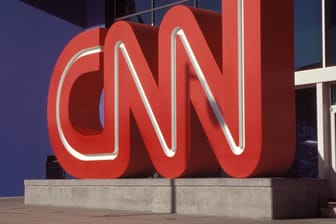 CNN-Schriftzug an der Zentrale des Fernsehsenders in Atlanta: In dem Unternehmen gelten mit Blick auf Corona-Impfungen klare Vorschriften.