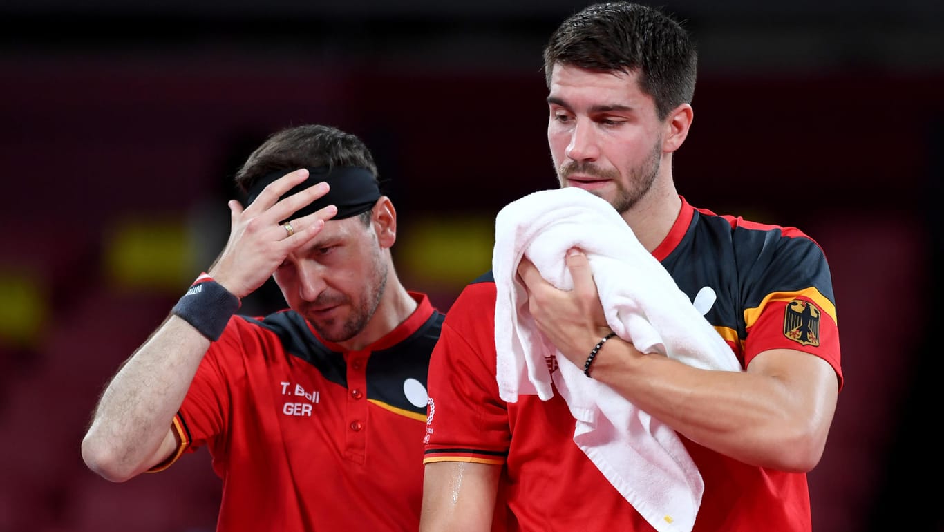 Timo Boll (l.) und Patrick Franziska nach dem verlorenen Doppel: China war dem deutschen Team einfach überlegen.