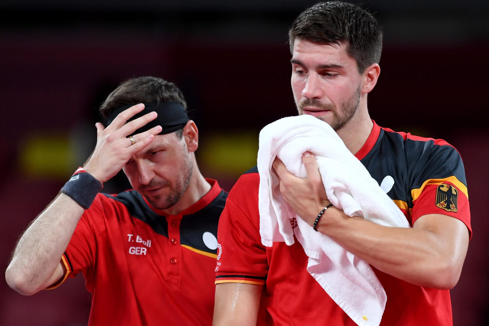 Timo Boll (l.) und Patrick Franziska nach dem verlorenen Doppel: China war dem deutschen Team einfach überlegen.