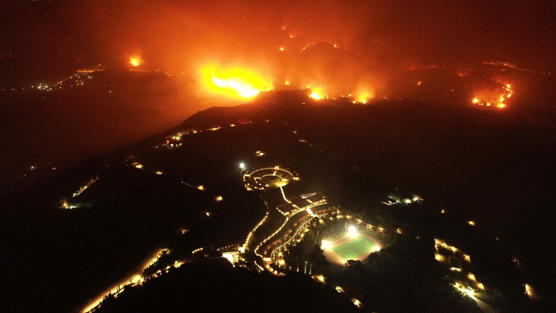 Ein Waldbrand bedroht auch die Olympischen Akademie im antiken Olympia auf der Halbinsel Peloponnes.