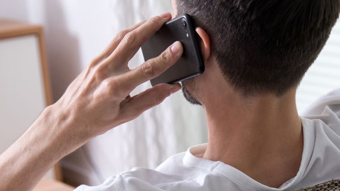 Ein Mann am Telefon: Bei unerlaubten Werbeanrufen legen die Angerufenen am besten sofort auf, empfehlen Verbraucherschützer.
