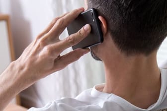 Ein Mann am Telefon: Bei unerlaubten Werbeanrufen legen die Angerufenen am besten sofort auf, empfehlen Verbraucherschützer.