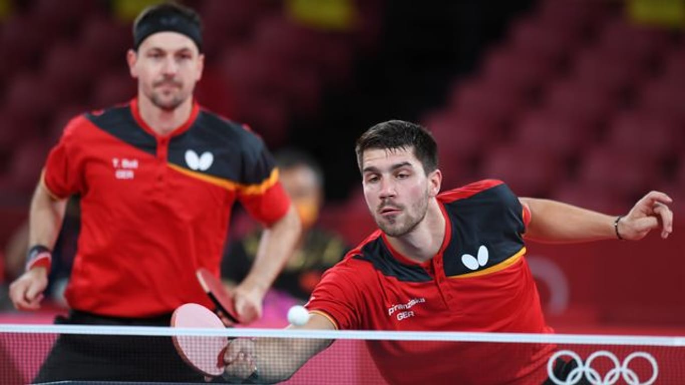 Die deutschen Tischtennis-Herren um Timo Boll (l) und Patrick Franziska haben die große Sensation gegen China verpasst.