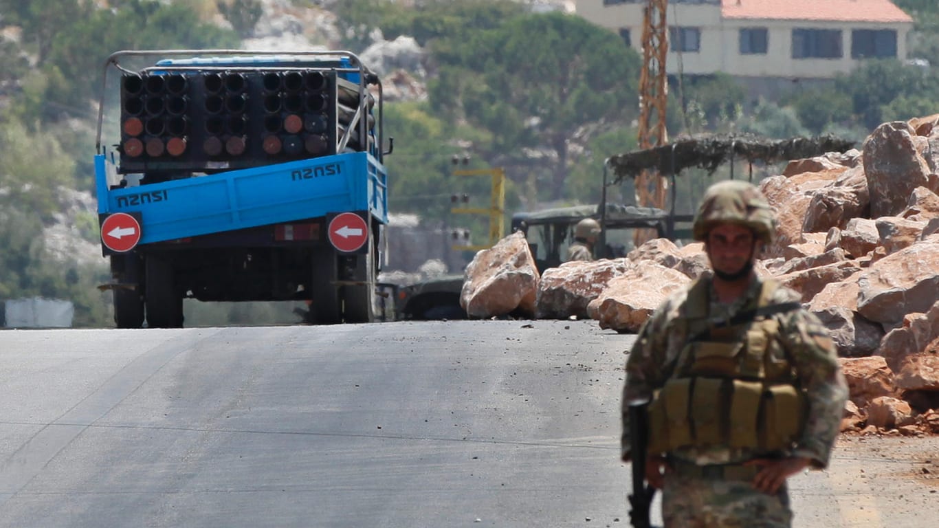 Ein libanesischer Soldat nahe der Golanhöhen: Die Hisbollah-Miliz hat nach eigener Aussage mehrere Raketen auf von Israel besetztes Gebiet geschossen.