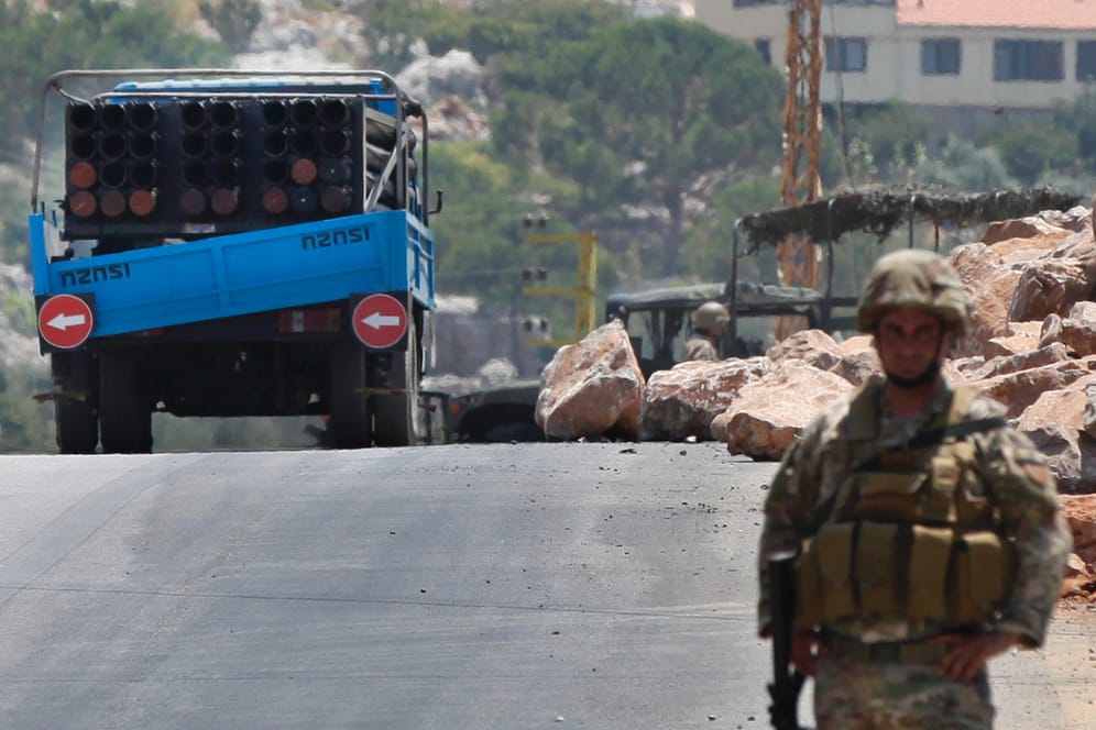 Ein libanesischer Soldat nahe der Golanhöhen: Die Hisbollah-Miliz hat nach eigener Aussage mehrere Raketen auf von Israel besetztes Gebiet geschossen.