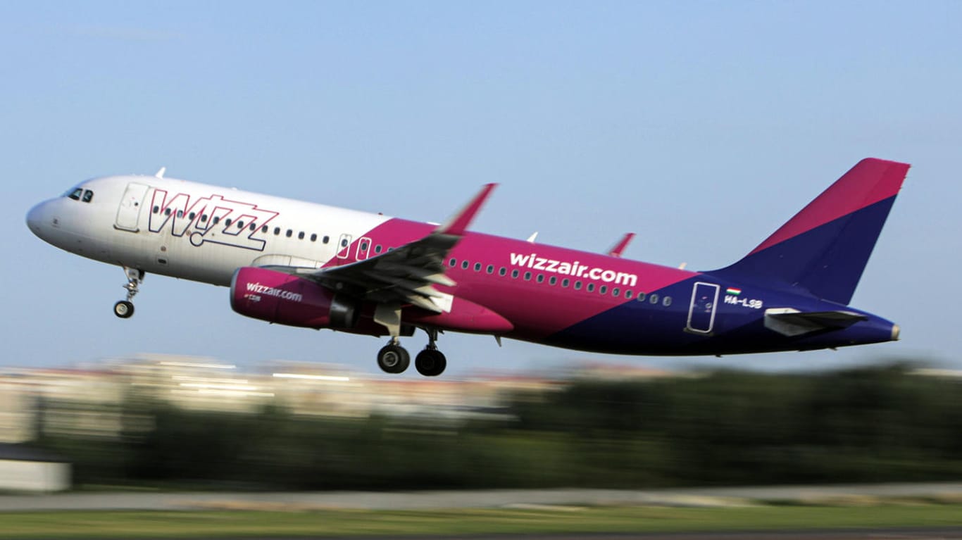 Ein Wizz-Air-Flieger hebt ab (Symbolbild): Die Airline will nach Corona stark wachsen.