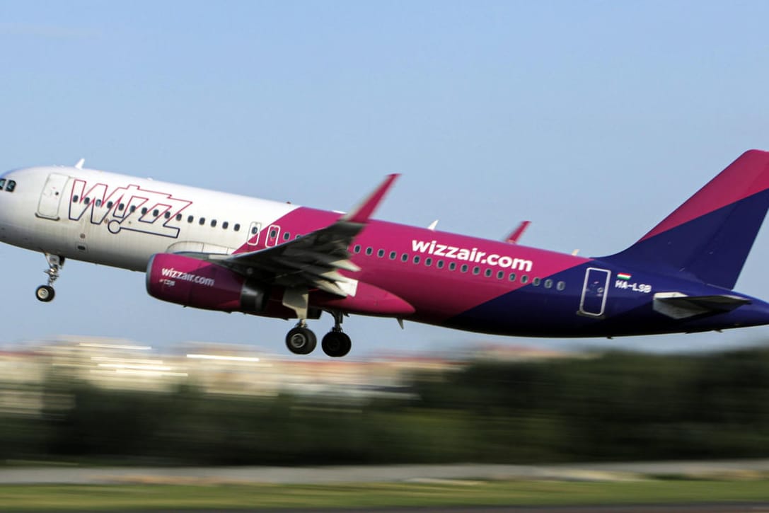 Ein Wizz-Air-Flieger hebt ab (Symbolbild): Die Airline will nach Corona stark wachsen.