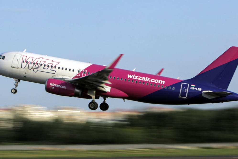 Ein Wizz-Air-Flieger hebt ab (Symbolbild): Die Airline will nach Corona stark wachsen.