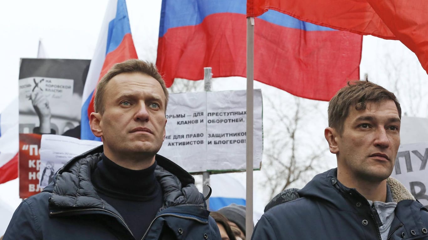 Alexej Nawalny (links) mit seinem Bruder Oleg auf einer Demonstration in Moskau 2019: Olegs Anwälte wollen Berufung gegen das Urteil einlegen. (Archivfoto)