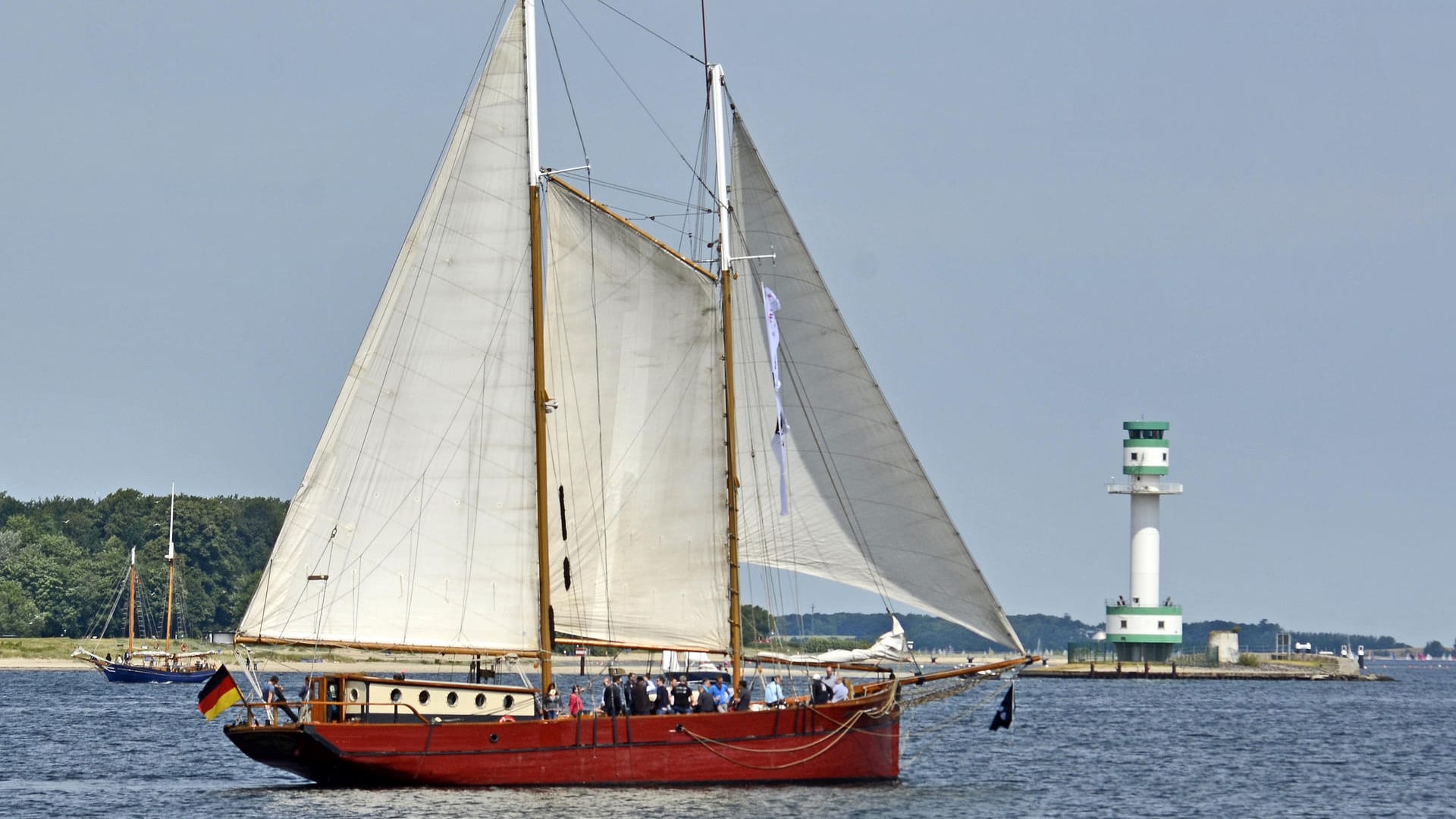 Segelschiff Ethel vor dem Leuchtturm in Falckenstein (Archivbild): Weil viele Großveranstaltungen ausfallen, fahren auch die Traditionssegler weniger zu Ausfahrten raus. Segelschiff Ethel vor dem Leuchtturm in Falckenstein (Archivbild): Weil viele Großveranstaltungen ausfallen, fahren auch die Traditionssegler weniger zu Ausfahrten raus.