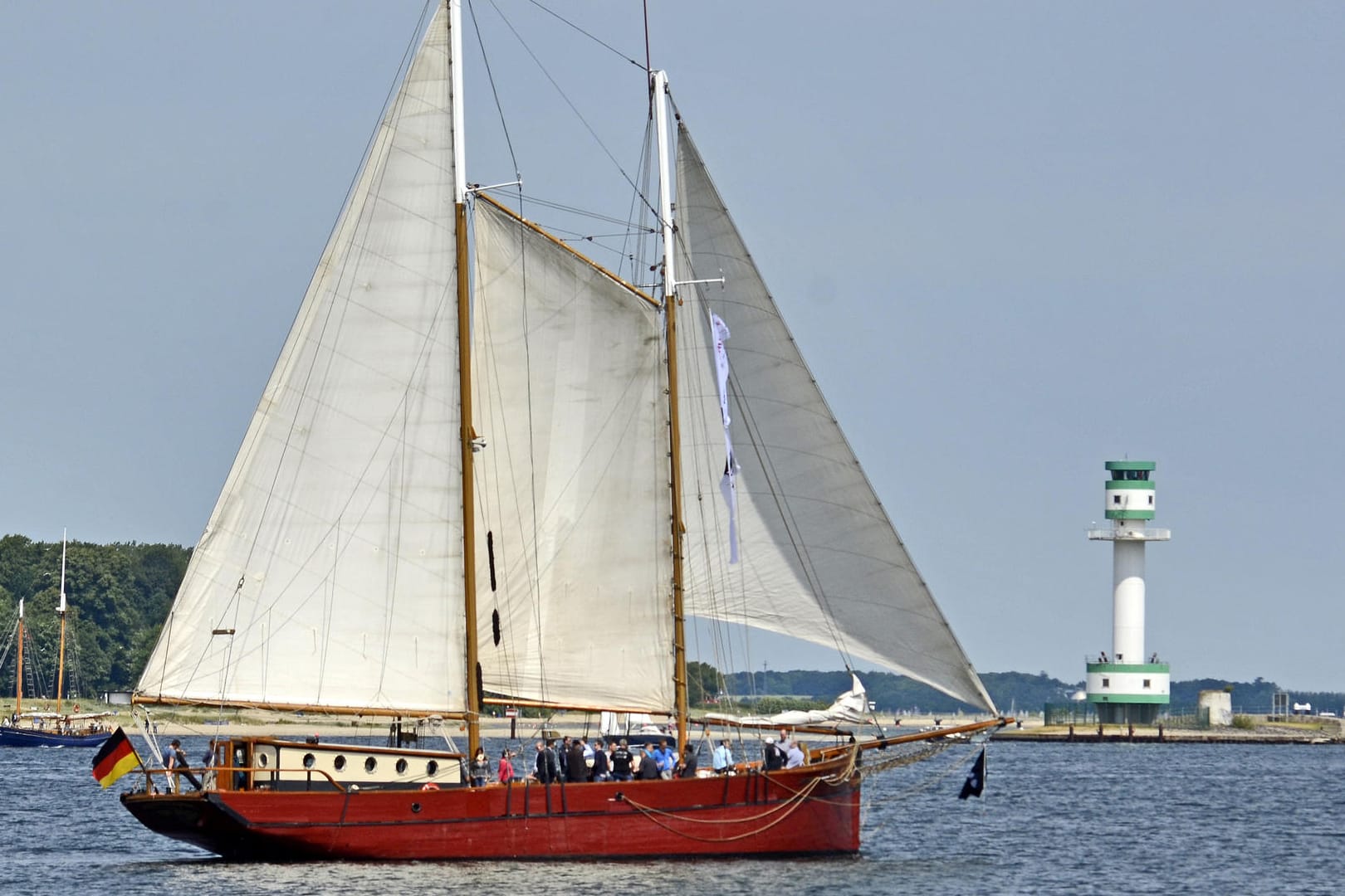 Segelschiff Ethel vor dem Leuchtturm in Falckenstein (Archivbild): Weil viele Großveranstaltungen ausfallen, fahren auch die Traditionssegler weniger zu Ausfahrten raus.