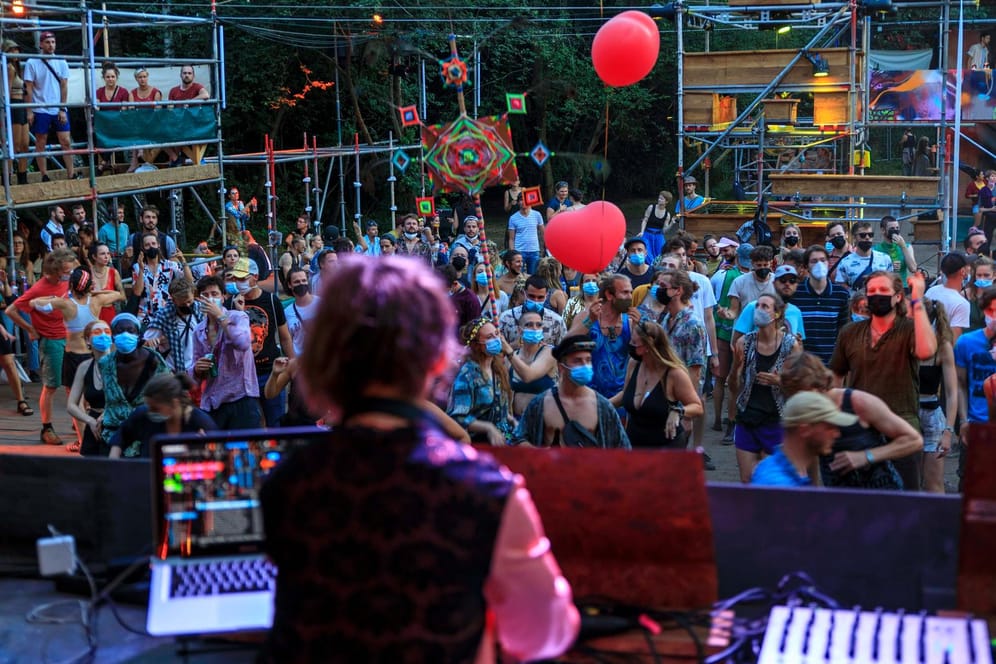 Alternatives Musikfestival in Brandenburg: Am ersten von insgesamt vier Festival-Wochenenden auf der Wilden Möhre bei Drebkau haben etwa 1.000 Leute gefeiert.