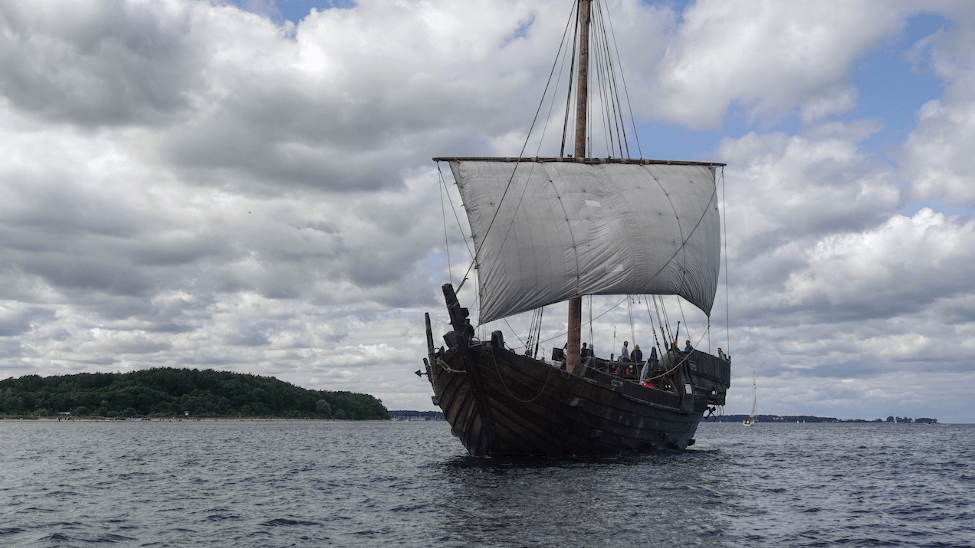 Die Kogge bei Fahrt auf der Kieler Förde.