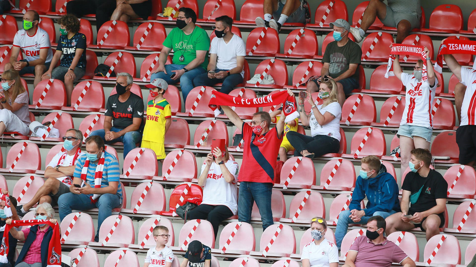 Zuschauerinnen und Zuschauer beim 1. FC Köln (Archivbild): Zukünftig soll beim Einlass ins Stadion die 2G-Regel greifen: geimpft oder genesen. Diese Fans werden bevorzugt eingelassen.