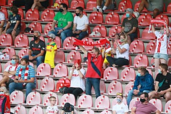 Zuschauerinnen und Zuschauer beim 1. FC Köln (Archivbild): Zukünftig soll beim Einlass ins Stadion die 2G-Regel greifen: geimpft oder genesen. Diese Fans werden bevorzugt eingelassen.