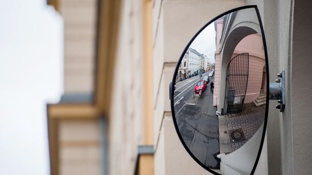 Verkehrsspiegel können an unübersichtlichen Verkehrsbereichen äußerst hilfreich sein. Verkehrsspiegel können an unübersichtlichen Verkehrsbereichen äußerst hilfreich sein.