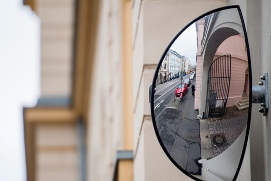 Verkehrsspiegel können an unübersichtlichen Verkehrsbereichen äußerst hilfreich sein.