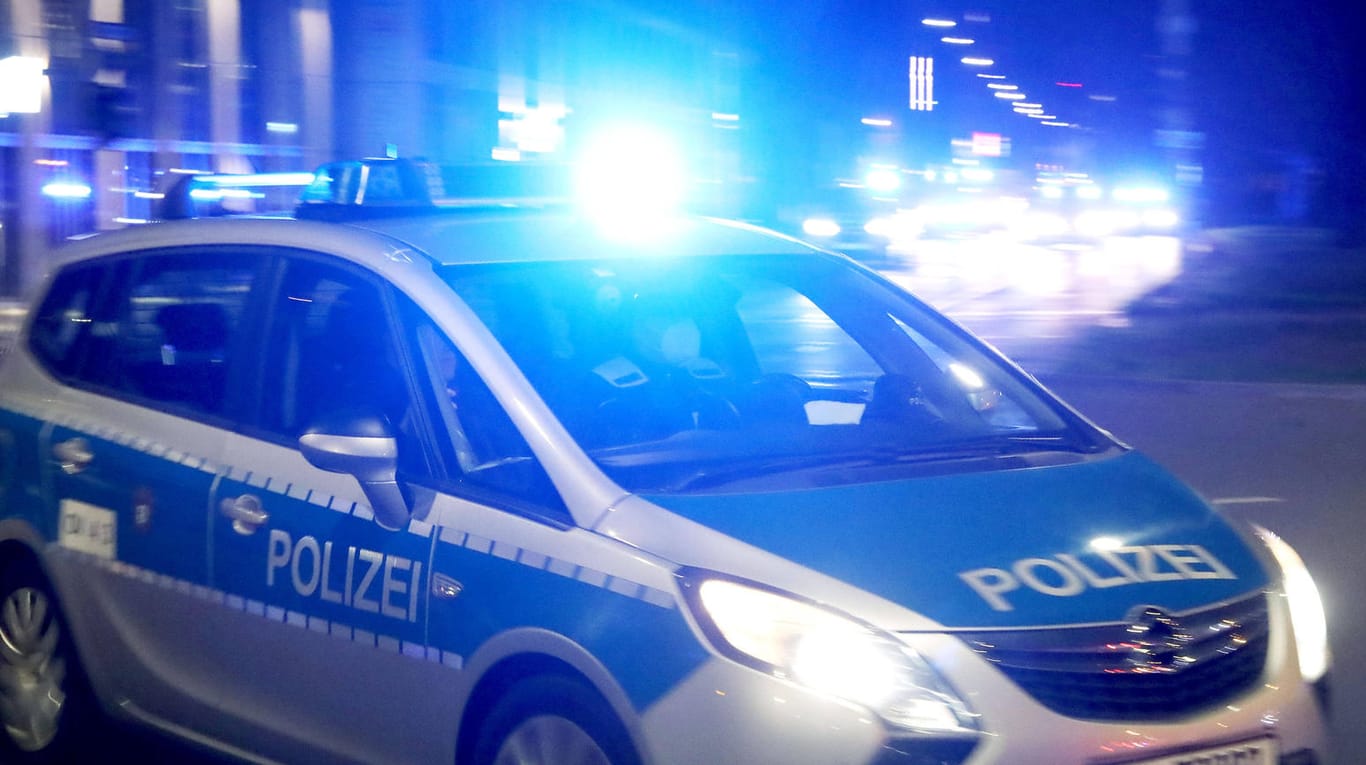 Ein Polizeiwagen fährt mit Blaulicht durch Berlin (Symbolbild): Gründe für die Amokfahrt des Mannes waren bisher noch nicht bekannt.