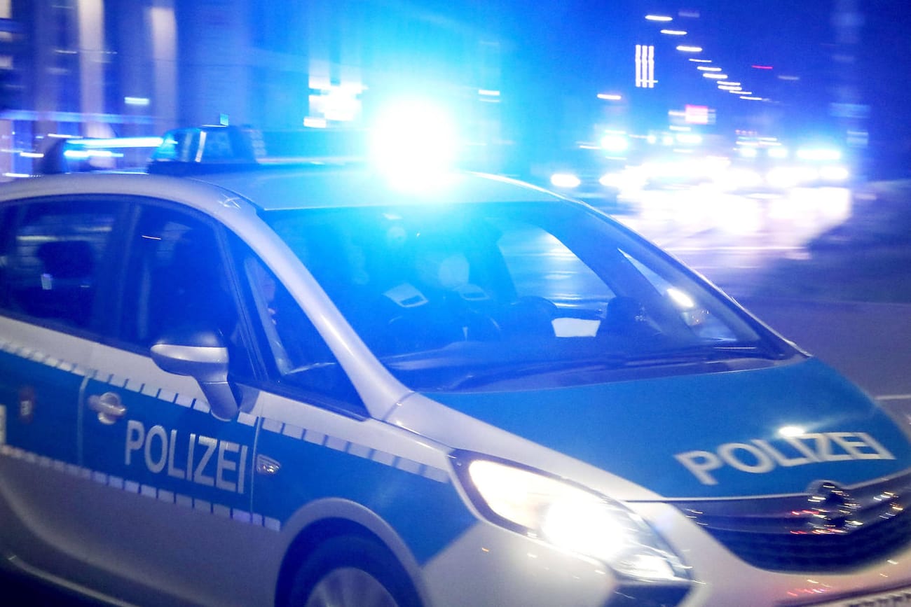 Ein Polizeiwagen fährt mit Blaulicht durch Berlin (Symbolbild): Gründe für die Amokfahrt des Mannes waren bisher noch nicht bekannt.