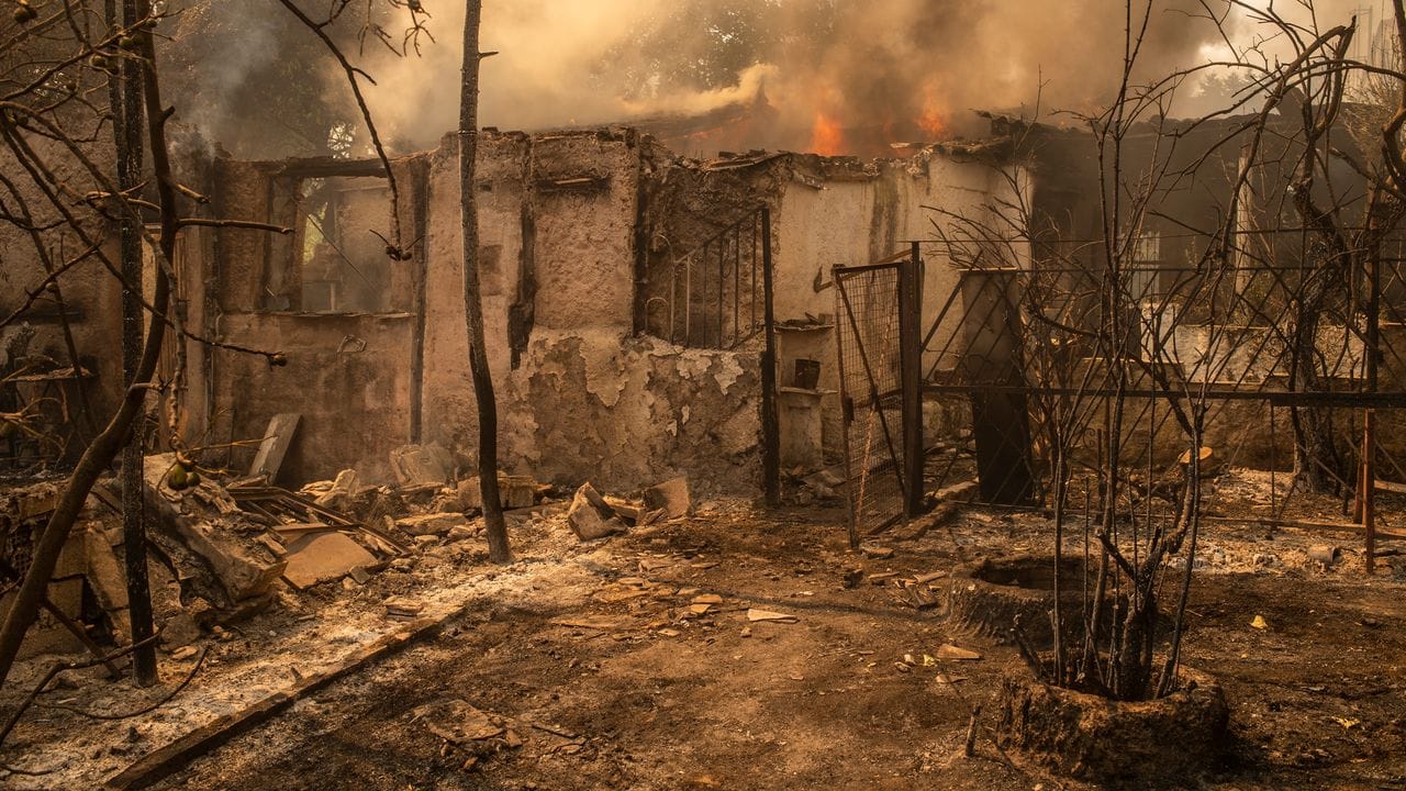 Ein ausgebranntes Haus nördlich der griechischen Hauptstadt.