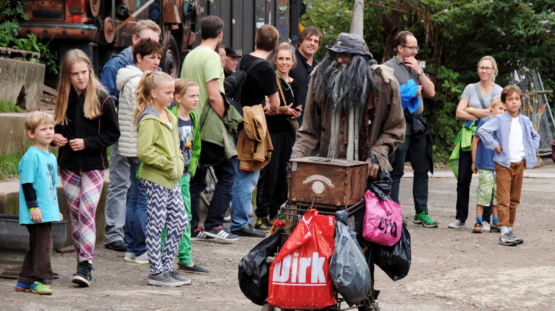 Der scheinbare Trödler ist die Kunstfigur "Penner-Roboter Dirk", der hier über das Gelände Odonien schlendert: Hier ist der Bazar de Nuit ein ausgefallener Flohmarkt.