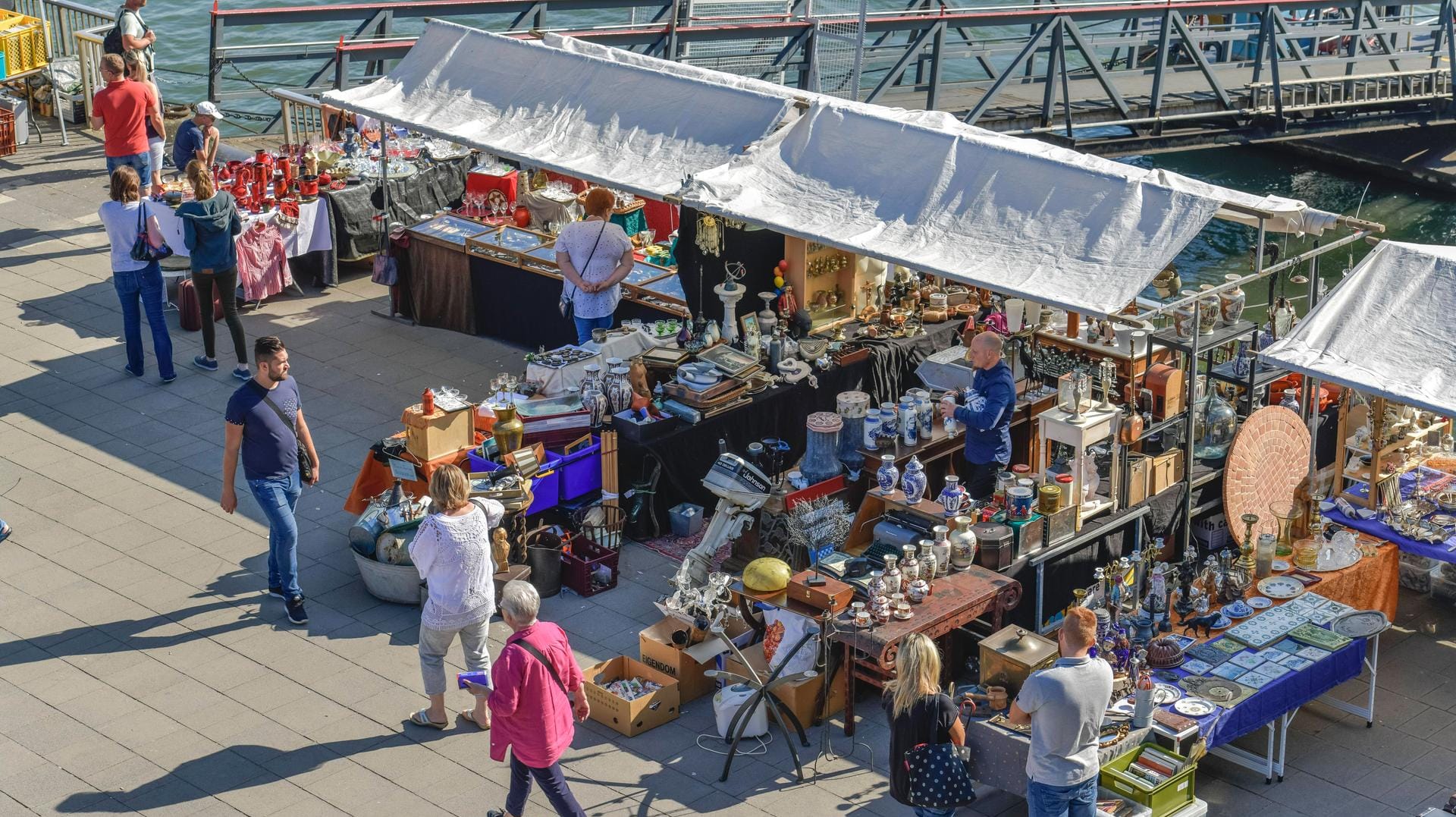 Ein Flohmarkt am Rheinufer in Köln (Archivbild): Die Domstadt bietet vielfältige Orte für Trödelmärkte.