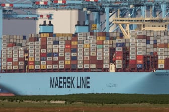 Maersk-Containerschiff in Rotterdam (Symbolbild): Die Reederei hat einen enormen Gewinn verzeichnet.