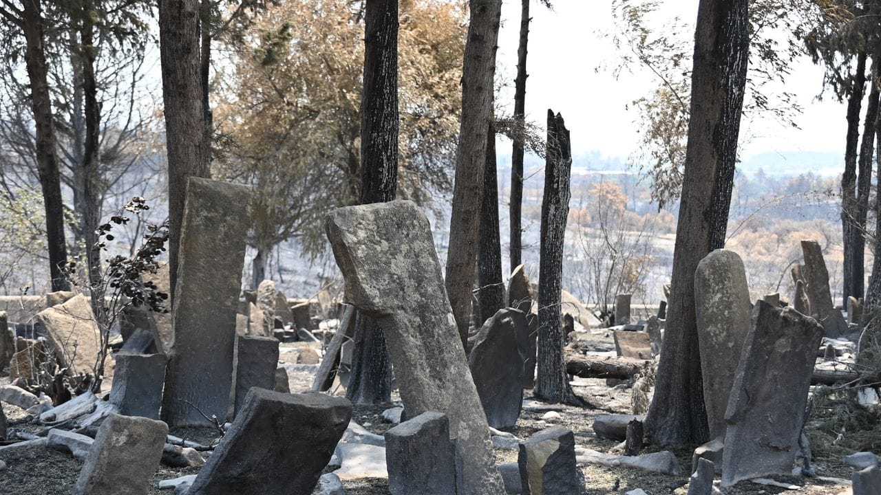 Vom Feuer zerstörte Grabsteine stehen auf dem Friedhof des Dorfes Kalemler (Antalya).