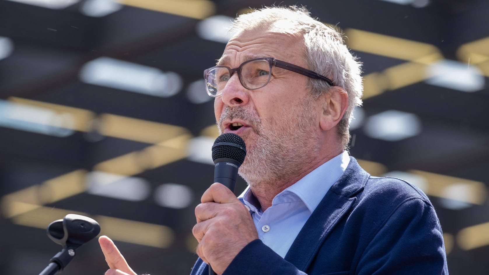 Volker Beck (Grüne) spricht mit einem Mikrofon in der Hand (Archivbild): Er wehrt sich gerichtlich gegen Attila Hildmann.