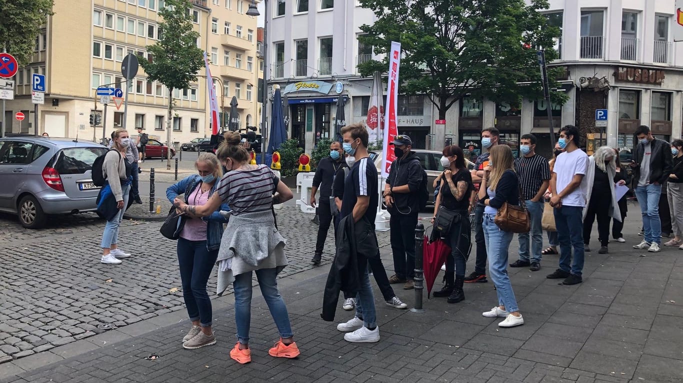 Eine Schlange mit größtenteils jungen Menschen bildet sich vor dem Impfbus: Die Sonder-Impfaktion "Drinks gegen Pieks" nahe der Zülpicher Straße kommt gut an.